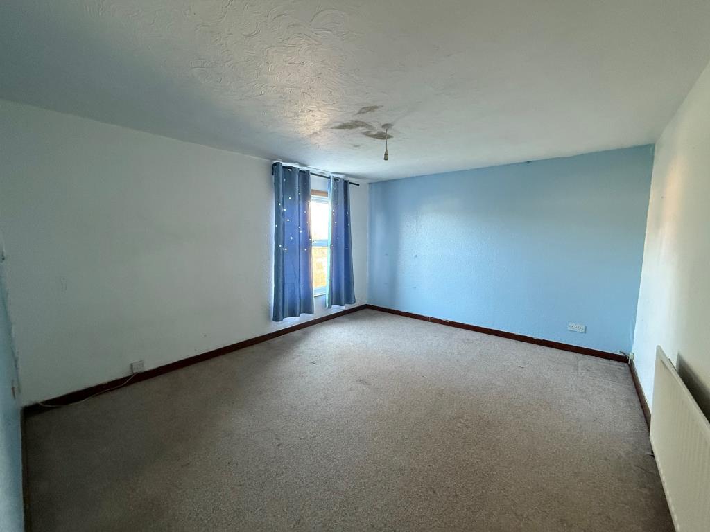 Lot: 141 - DETACHED FOUR-BEDROOM HOUSE FOR IMPROVEMENT - Carpeted 2nd bedroom with window and radiator